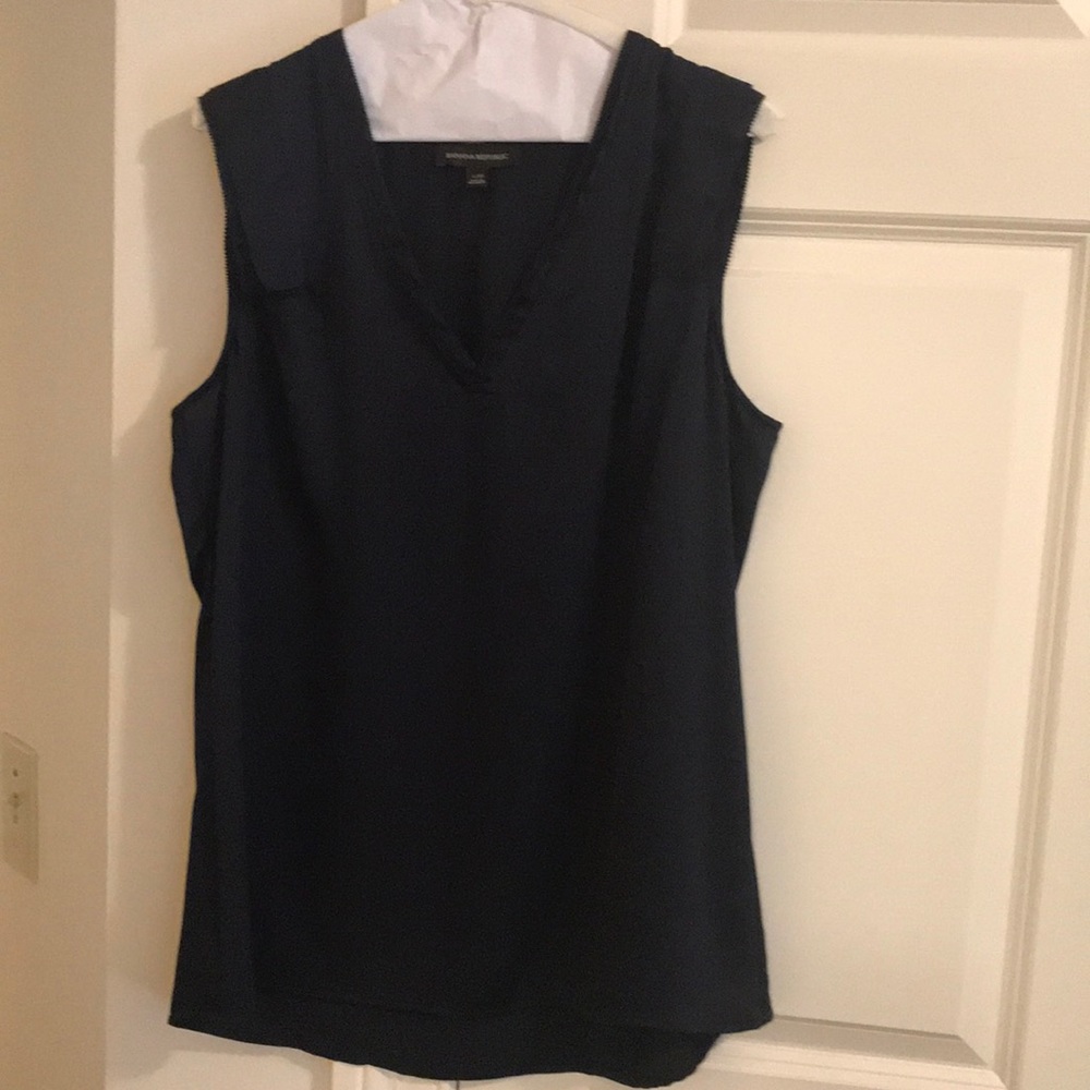 BR V neck navy top
